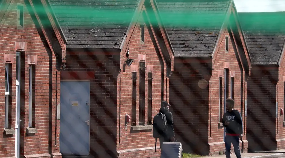 نواب برلمانيون: الثكنات العسكرية غير مناسبة لإيواء اللاجئين في بريطانيا