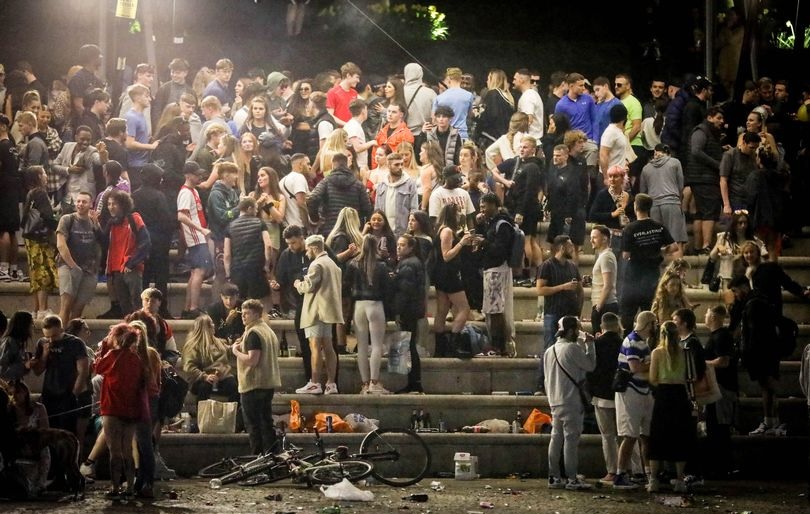 بالصور: رواد حفل غير قانوني بمانشستر يتركون أكواماً من القمامة خلفهم