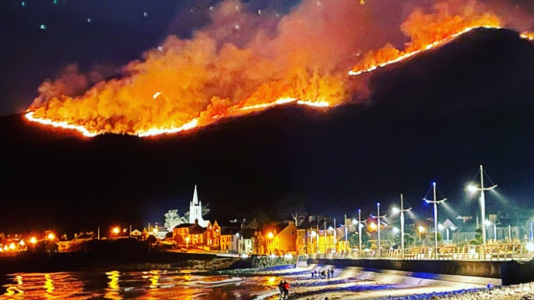 أطقم الطوارئ تقاتل الحرائق المدمرة بأيرلندا الشمالية