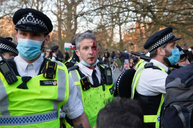 إصابة ضباط شرطة بعدما تحولت الاحتجاجات إلى أعمال عنف