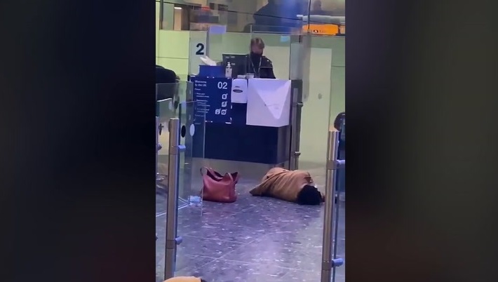 انهيار امرأة في مطار هيثرو بعد جدال استمر 90 دقيقة بشأن الحجر الفندقي