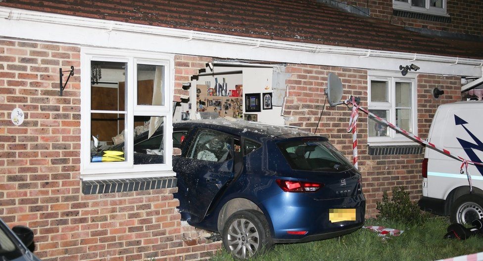 إنجلترا: سائقة مخمورة تصطدم بمنزل محدثة فجوة كبيرة