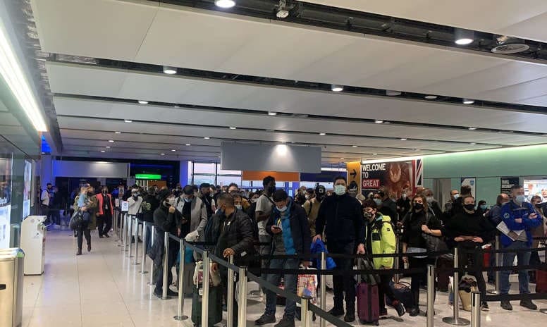 فوضى عارمة: الركاب ينتظرون 6 ساعات في طوابير اختبار كورونا في مطار هيثرو بلندن