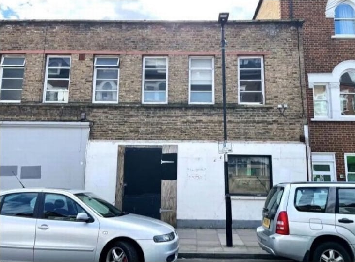 بالصور: منزل جزء من سقفه مدمر للبيع بقيمة 400 ألف جنيه استرليني في لندن