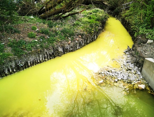 نهر في اسكتلندا يتحول لونه للأصفر بسبب النفايات الكيميائية السامة