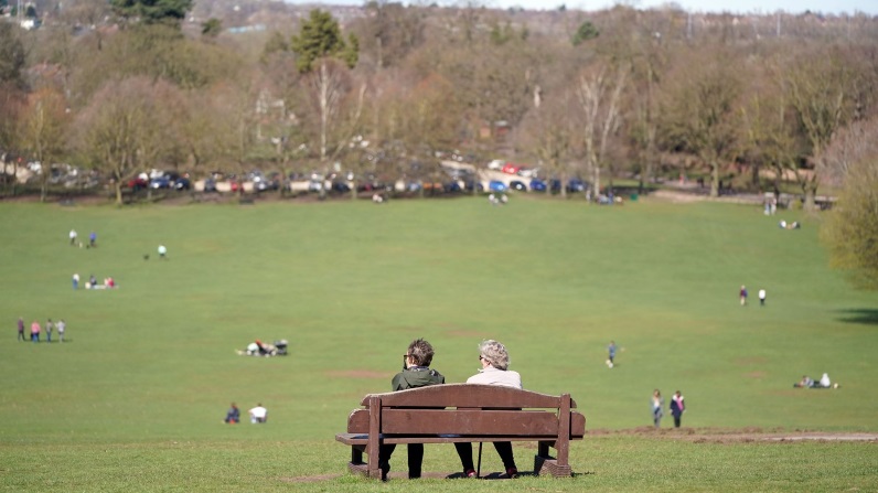 تخفيف قيود كورونا المفروضة على كبار السن في بريطانيا
