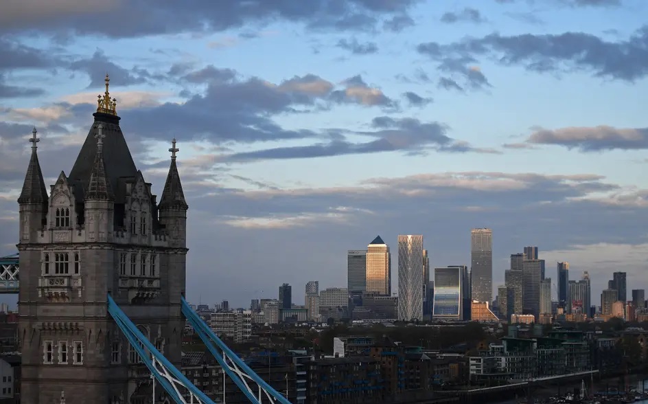 خبير طبي يتنبأ بعودة الحياة إلى طبيعتها في المملكة المتحدة بحلول نهاية العام