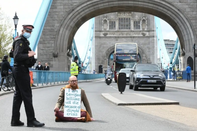 إغلاق جسر برج لندن بعدما لصق أحد المتظاهرين يده على الطريق