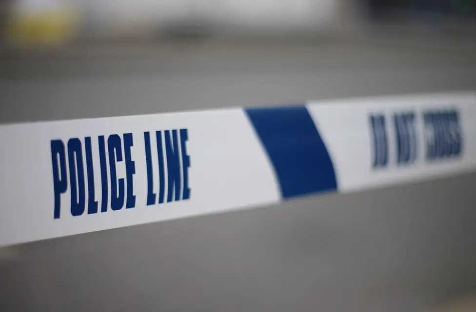 اعتقال 4 رجال عقب شجار مسلح نشب في ساحة مدرسة بإنجلترا
