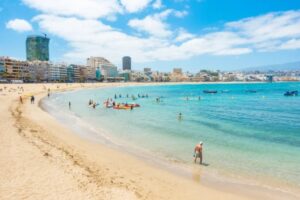 البريطانيون يكتشفون غدا أين يمكنهم السفر لقضاء عطلة في الخارج