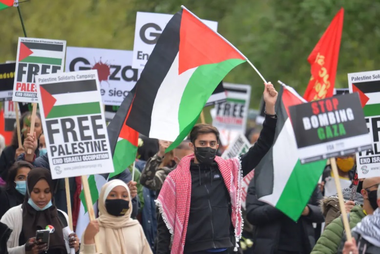 المئات يتظاهرون في وسط لندن تضامنا مع فلسطين