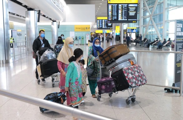 لا تزال الرحلات الجوية القادمة من الهند الموبوءة بكورونا تهبط في المملكة المتحدة