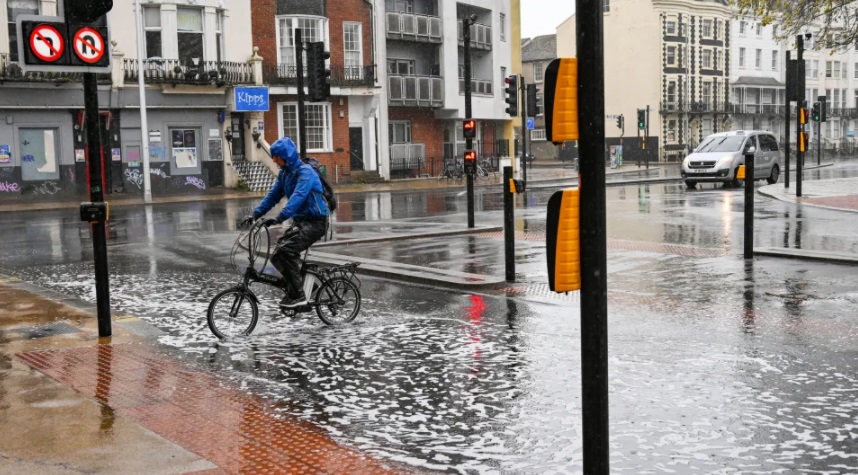 بريطانيا: الأرصاد الجوية تصدر تحذيرا من الأمطار والرياح الشديدة