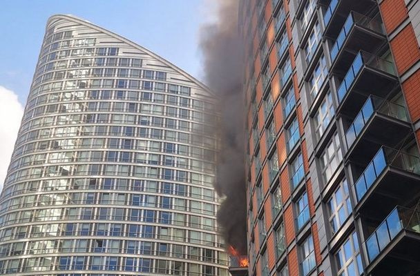 بالصور: اندلاع حريق ضخم في برج سكني في لندن