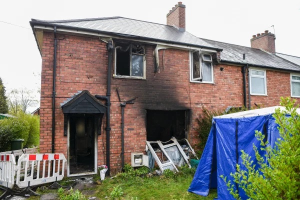 إنجلترا: مصرع امرأة وإصابة ابنتها بحروق خطيرة في حريق مرعب اندلع بمنزلهم