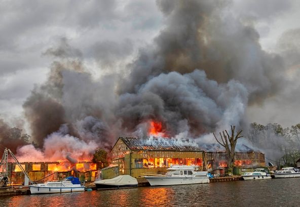 دوي انفجارات وحريق في حوض بناء سفن على نهر التايمز (صور)