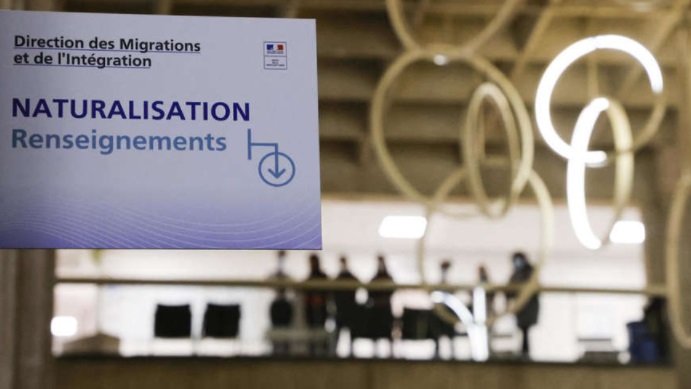 فرنسا تمنح الجنسية لأكثر من 2000 عامل لمكافأتهم على خدماتهم خلال الوباء
