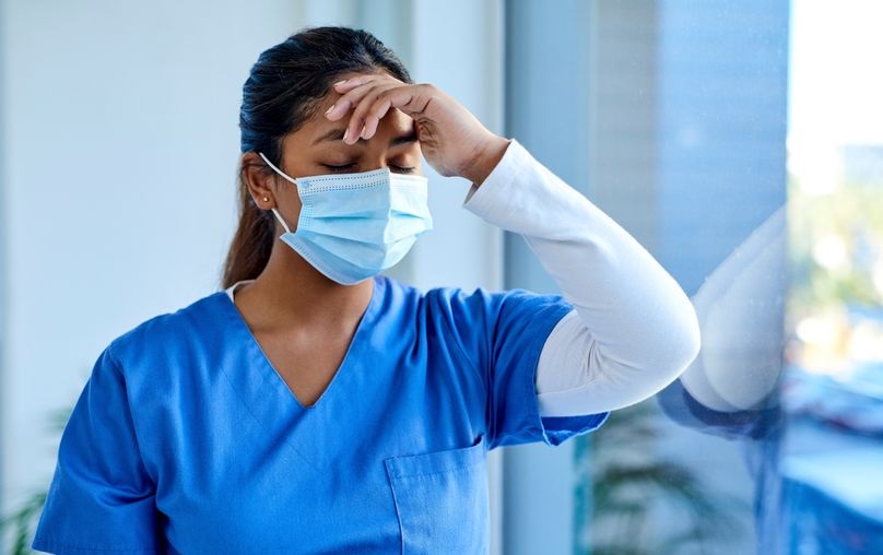 إنجلترا: الأطباء المبتدئين يعملون لمدة 21 ساعة والمرضى يموتون في ممرات المستشفيات