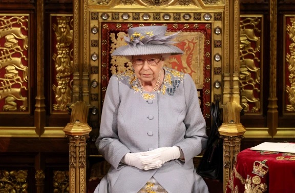 الملكة إليزابيث تفتتح البرلمان في أول حفل رسمي منذ وفاة زوجها (صور)