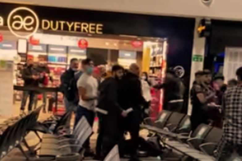 نقل مصابين إلى المستشفى عقب اندلاع شجار جماعي في مطار لندن لوتون 